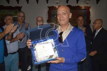 El Casino de Telde homenajea a 18 socios y al que fuera su conserje durante 40 años (Foto TA y TF)